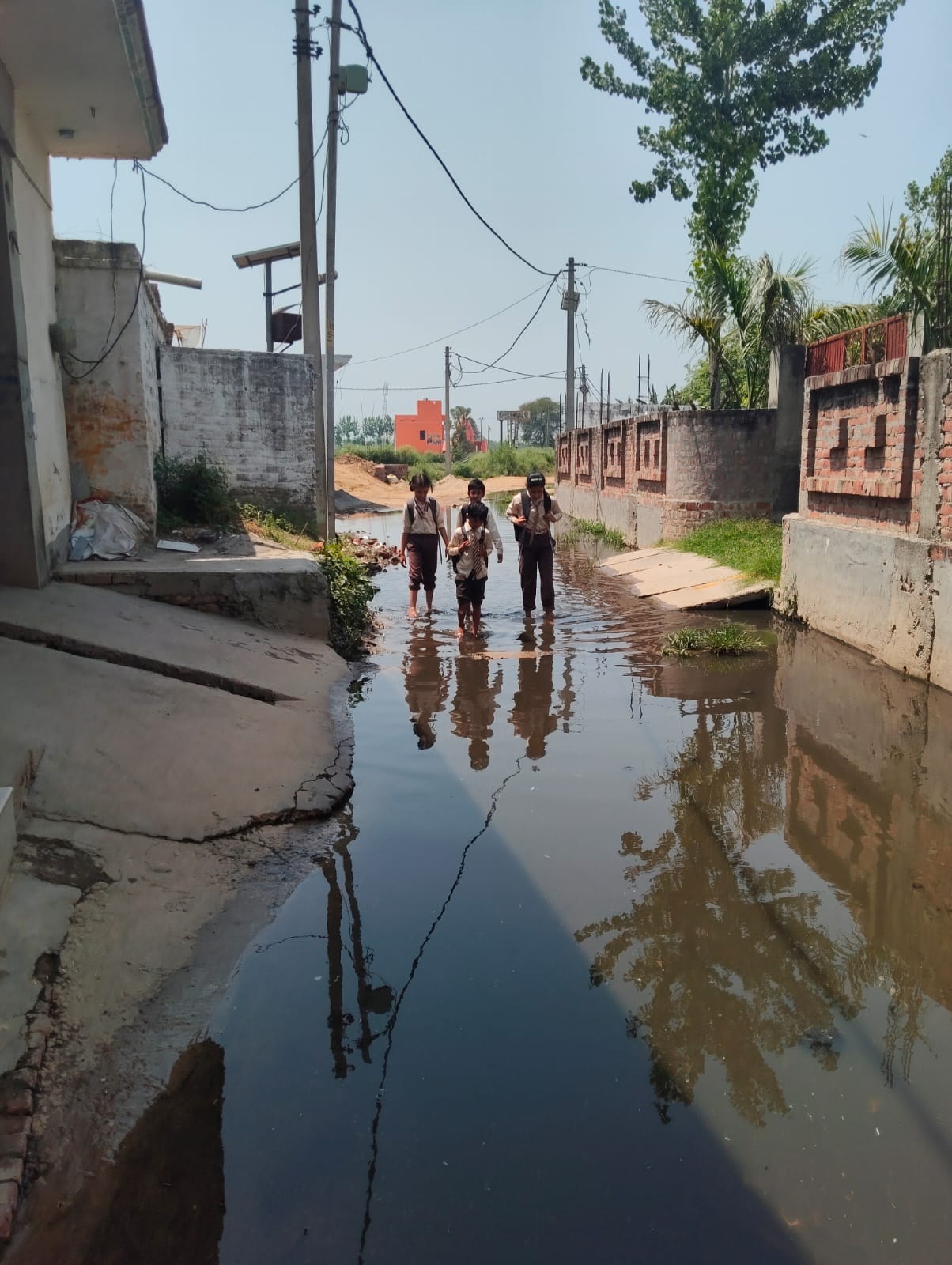गोगवान जलालपुर गांव में ग्रामीणों द्वारा लगाए गए पलायन के।पोस्टर। संवाद गोगवान जलालपुर गांव में ग्रामीणों द्वारा लगाए गए पलायन के।पोस्टर। संवाद