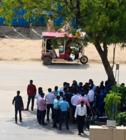 ग्रेटर नोएडा वेस्ट स्थित स्टेलर माई सिटीहोम्स सोसाइटी के बाहर अपनी मांगो को लेकर प्रदर्शन करते