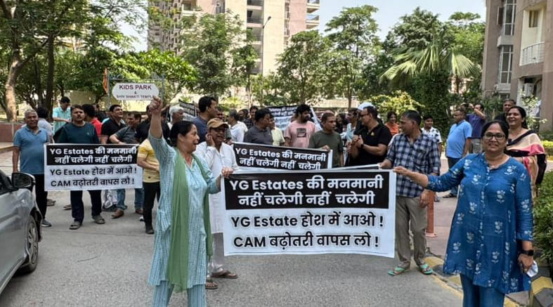 ग्रेटर नोएडा वेस्ट स्थित स्टेलर माई सिटीहोम्स सोसाइटी के बाहर अपनी मांगो को लेकर प्रदर्शन करते