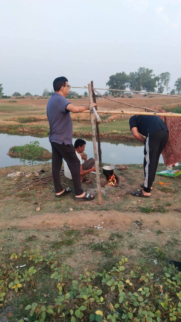 गांव में दातून करते कलेक्टर गांव में दातून करते कलेक्टर