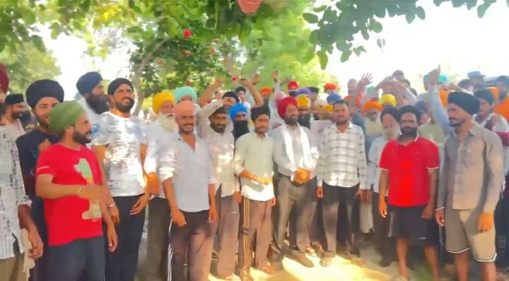 घुंघचाई क्षेत्र में जेसीबी से खाली कराई जा रही वन भूमि। संवाद घुंघचाई क्षेत्र में जेसीबी से खाली कराई जा रही वन भूमि। संवाद