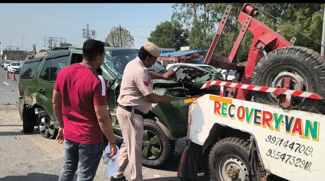 हाईवे पर क्षतिग्रस्त हुई सेना की गाड़ी को उठाते जवान। संवाद