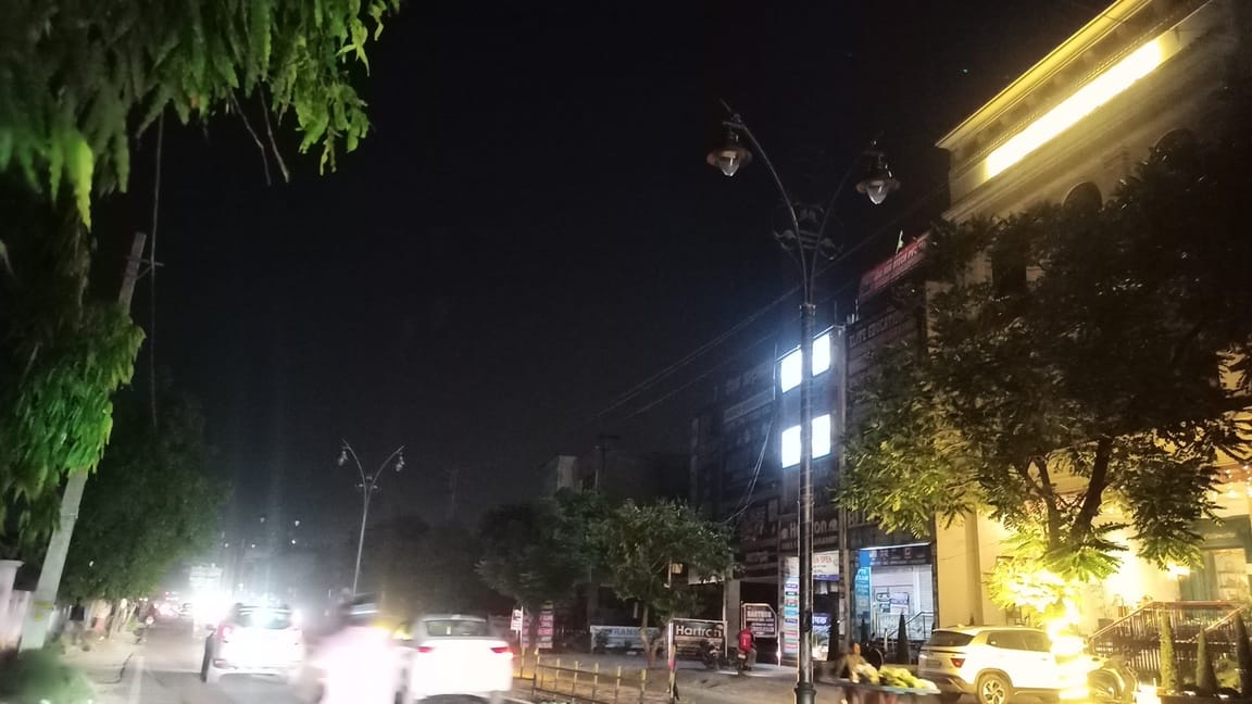 जगाधरी-पांवटा हाईवे पर बंद पड़ी फैंसी लाइटें। संवाद