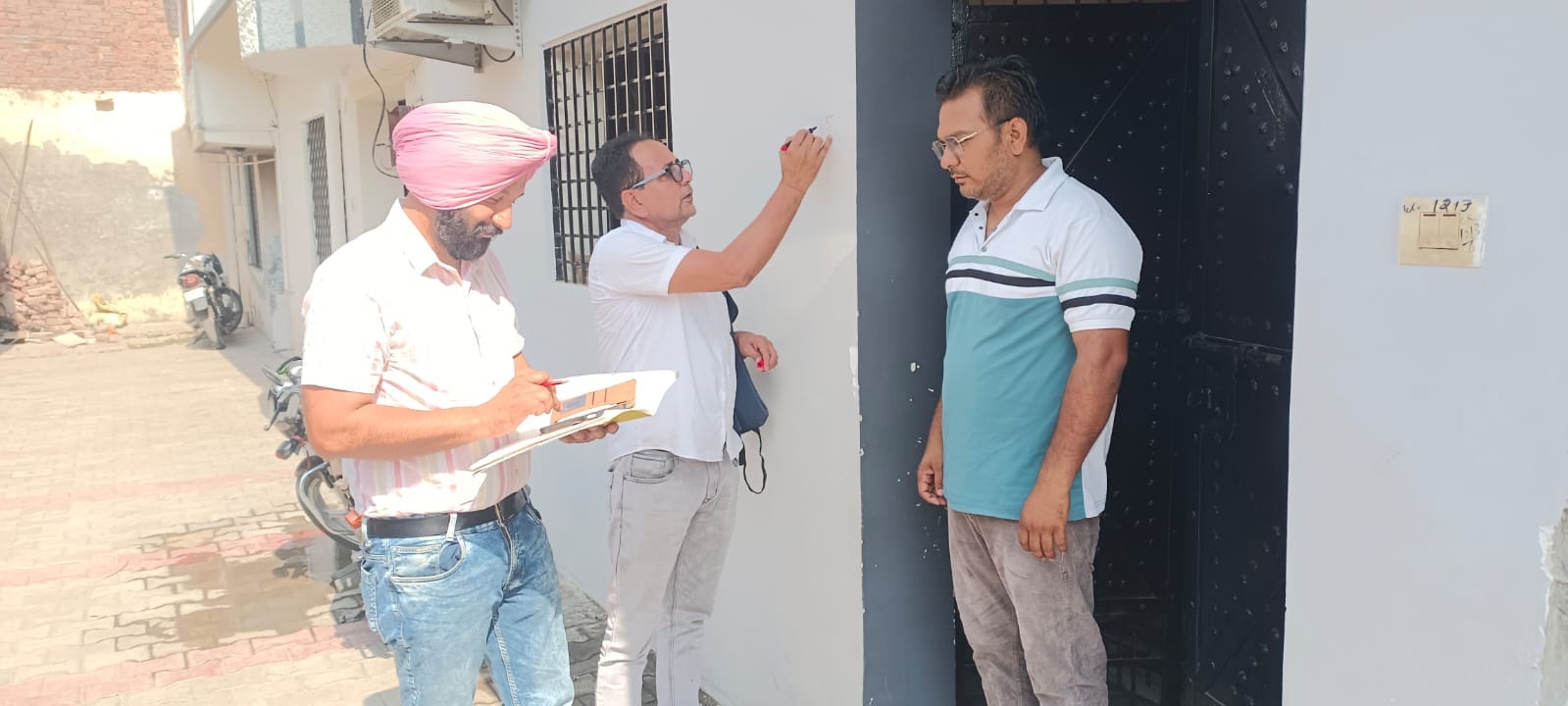 जनगणना अभियान के दौरान लोगों को जानकारी देते हुए प्रगणक इकबाल सिंह व राजेश नैन।