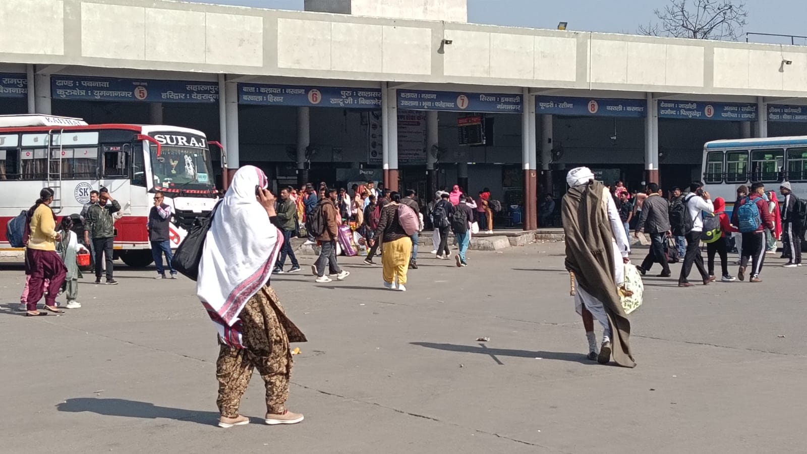 कैथल के बस अड्डे पर बसों का इंतजार करते यात्री। संवाद