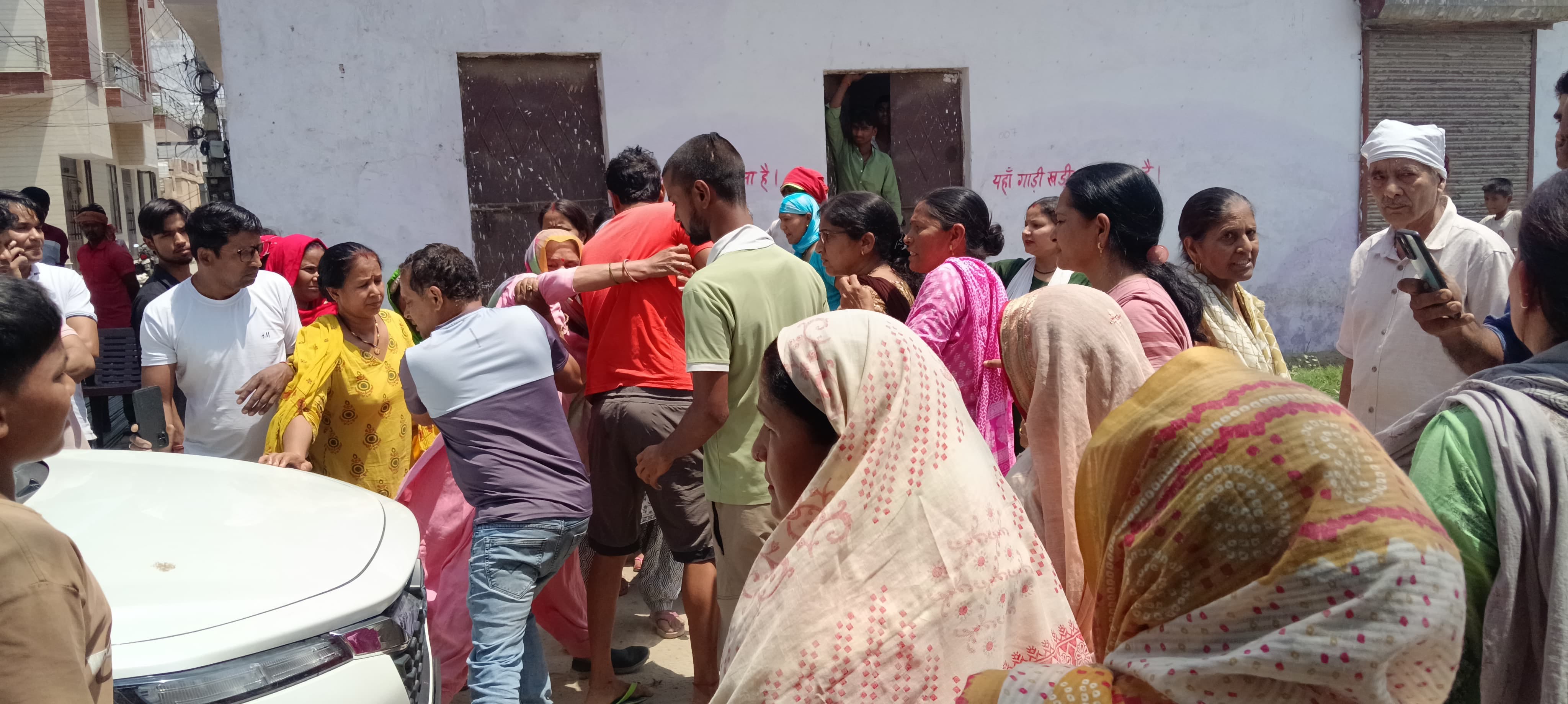 कार चालक के साथ धक्का-मुक्की करते लोग। संवाद कार चालक के साथ धक्का-मुक्की करते लोग। संवाद