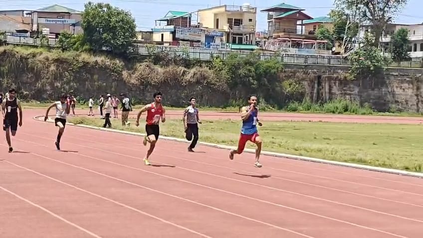 खेल मैदान अणु में  एथलेटिक्स प्रतियोगिता के दौरान दौड़ लगाते खिलाड़ी। स्रोत जागरूक पाठक