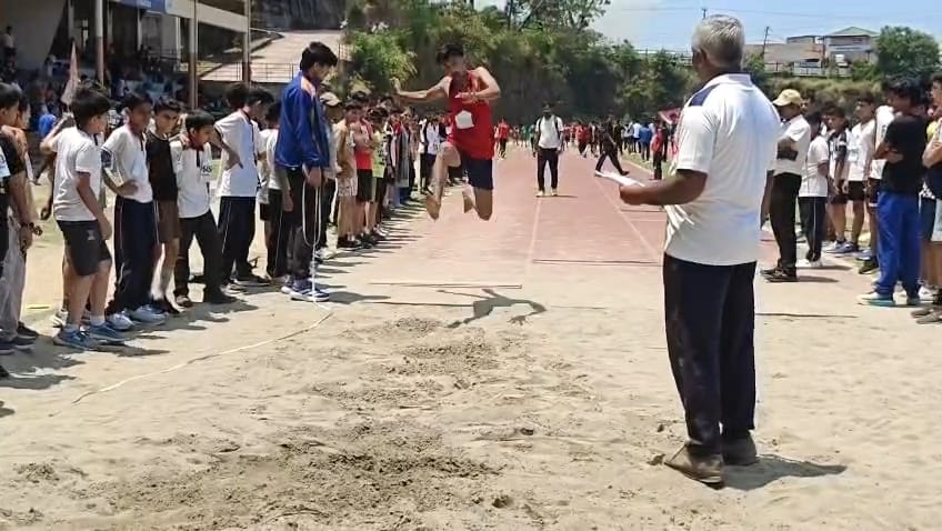 खेल मैदान अणु में  एथलेटिक्स प्रतियोगिता के दौरान दौड़ लगाते खिलाड़ी। स्रोत जागरूक पाठक