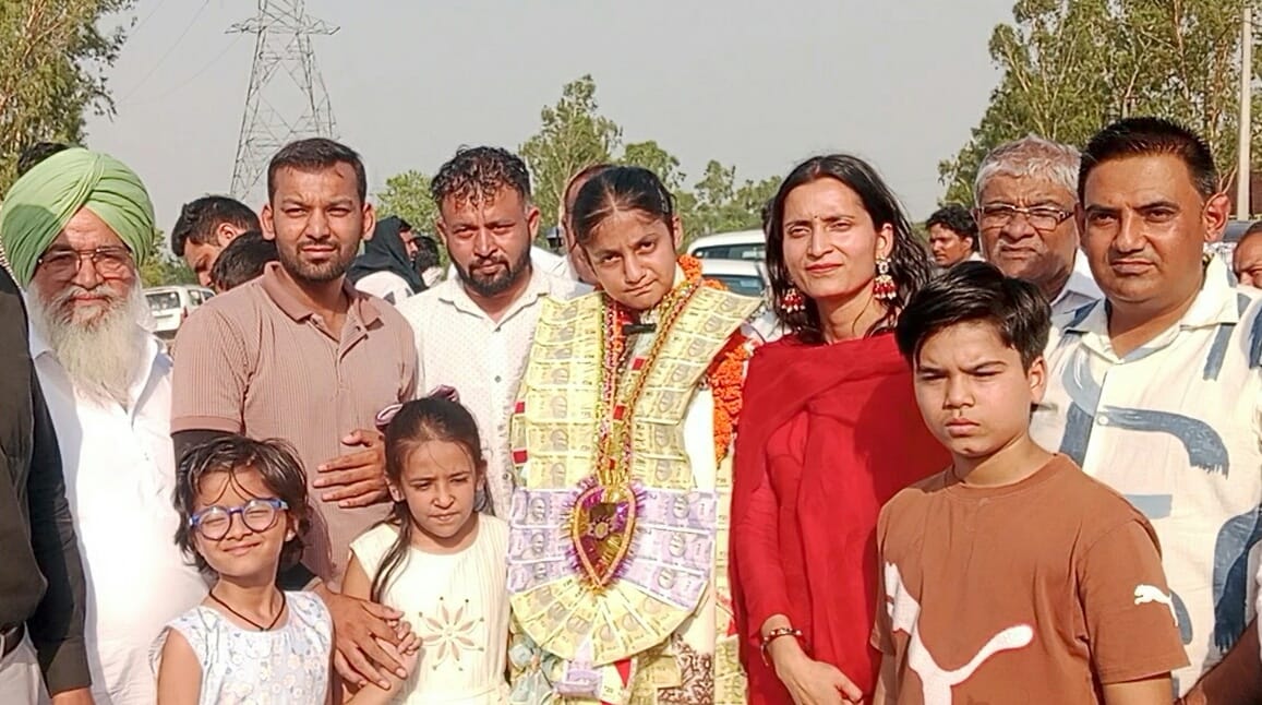 खिलाड़ी कनिष्का का स्वागत करते ग्रामीण। संवाद खिलाड़ी कनिष्का का स्वागत करते ग्रामीण। संवाद