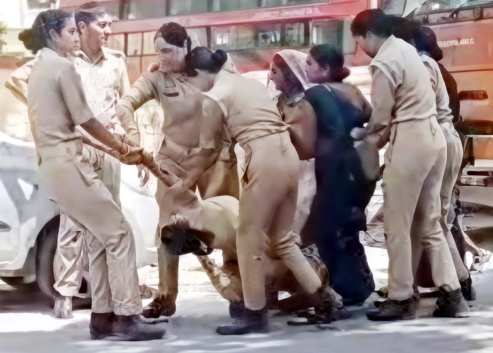 खुटार पुलिस की गिरफ्त में फायरिंग करने वाले अभियुक्त। स्रोत पुलिस