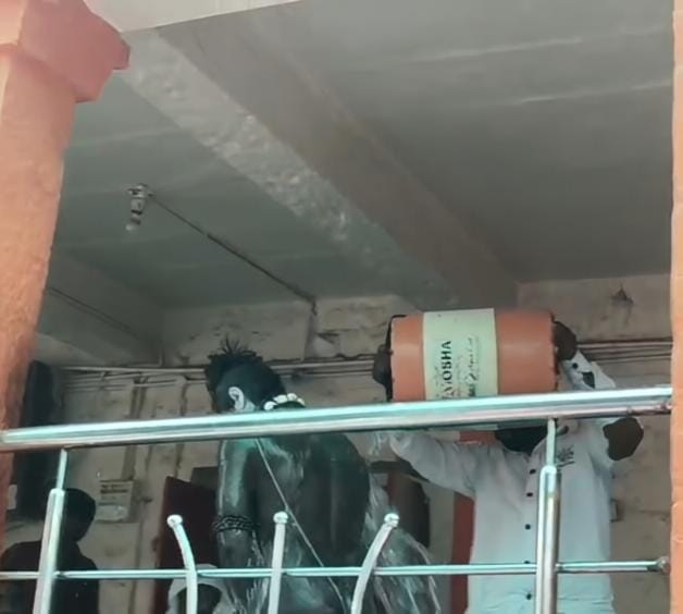 खुद पर डाला पेट्रोल खुद पर डाला पेट्रोल