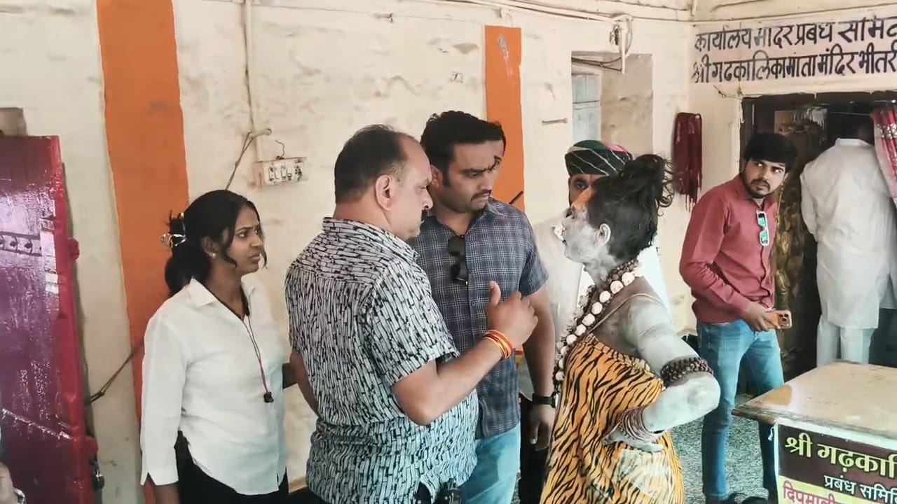 खुद पर डाला पेट्रोल खुद पर डाला पेट्रोल