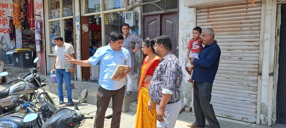 महिला से घटना की जानकारी लेती पुलिस। संवाद