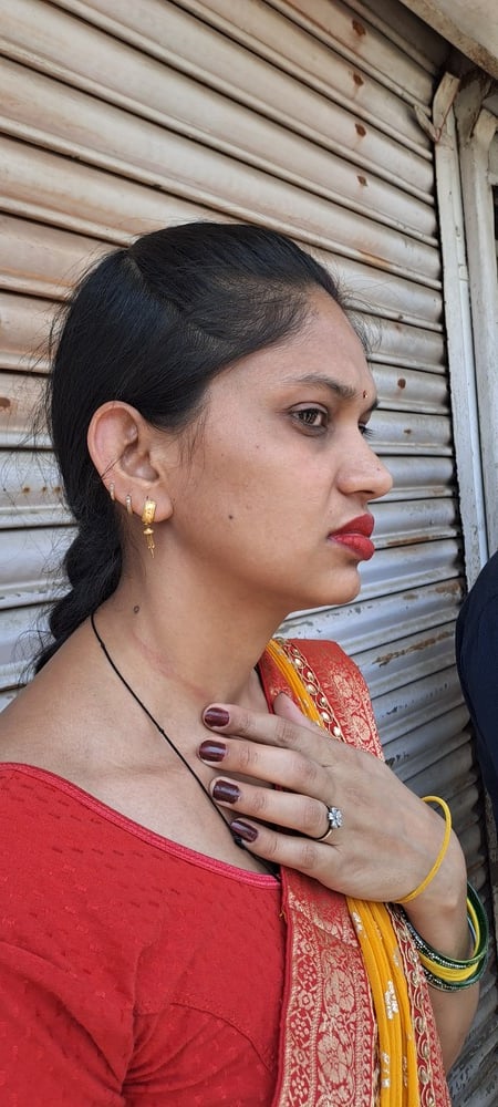 महिला से घटना की जानकारी लेती पुलिस। संवाद
