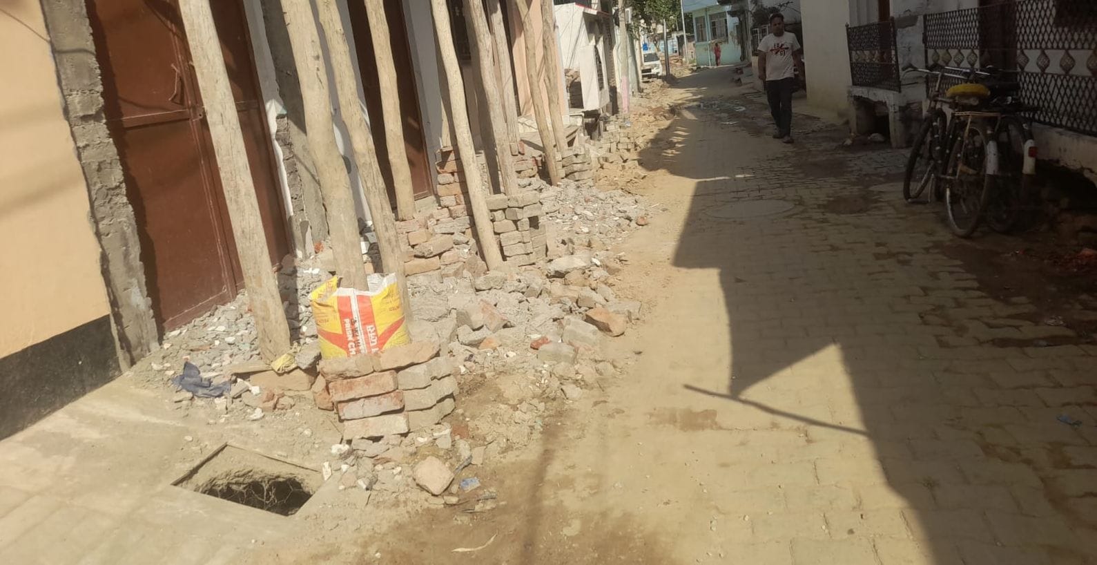 महमंद हद्दफ में कई दिनों से सड़क खोदाई करके डाल दी गई। संवाद