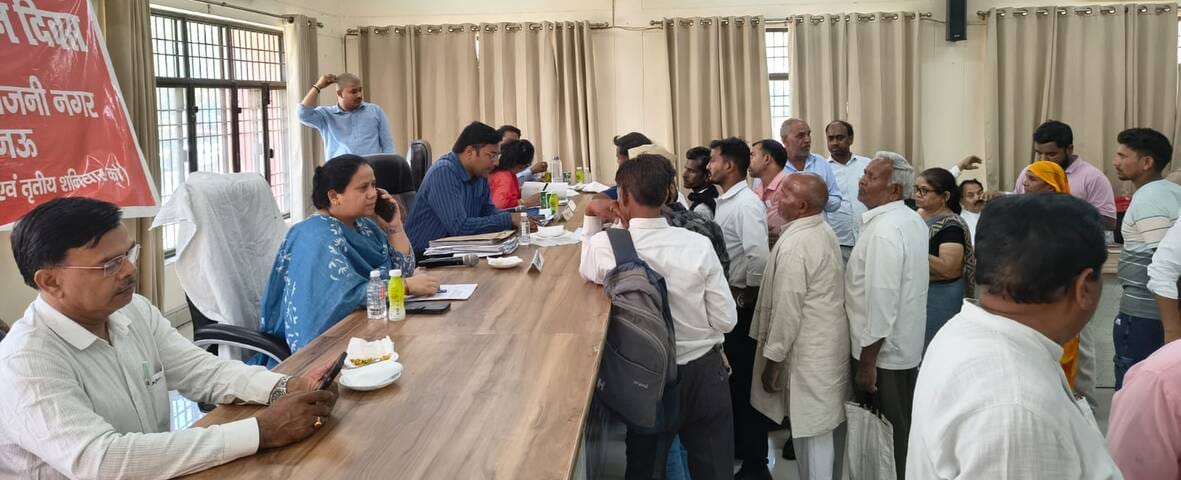 मोहनलालगंज में समस्या सुनते डीएम। मोहनलालगंज में समस्या सुनते डीएम।