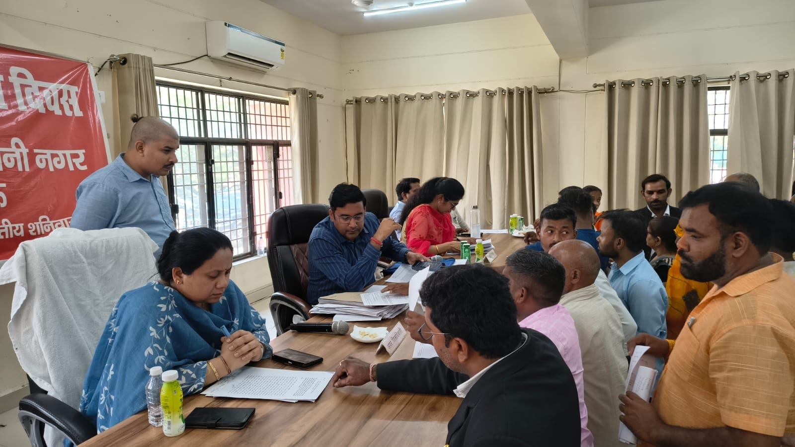 मोहनलालगंज में समस्या सुनते डीएम। मोहनलालगंज में समस्या सुनते डीएम।
