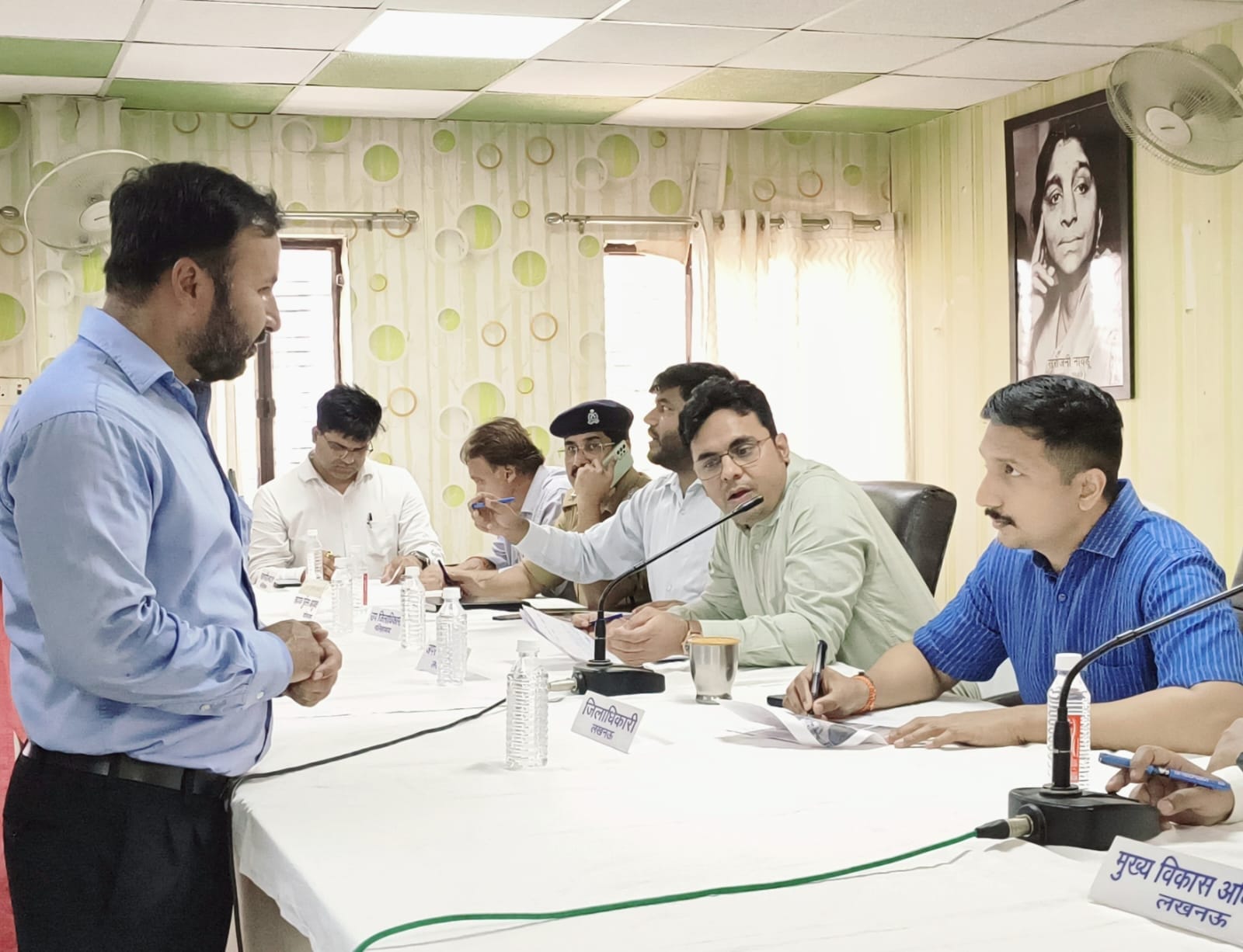 मोहनलालगंज में समस्या सुनते डीएम। मोहनलालगंज में समस्या सुनते डीएम।