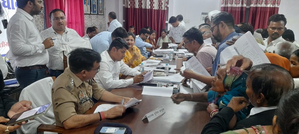 मोहनलालगंज में समस्या सुनते डीएम। मोहनलालगंज में समस्या सुनते डीएम।