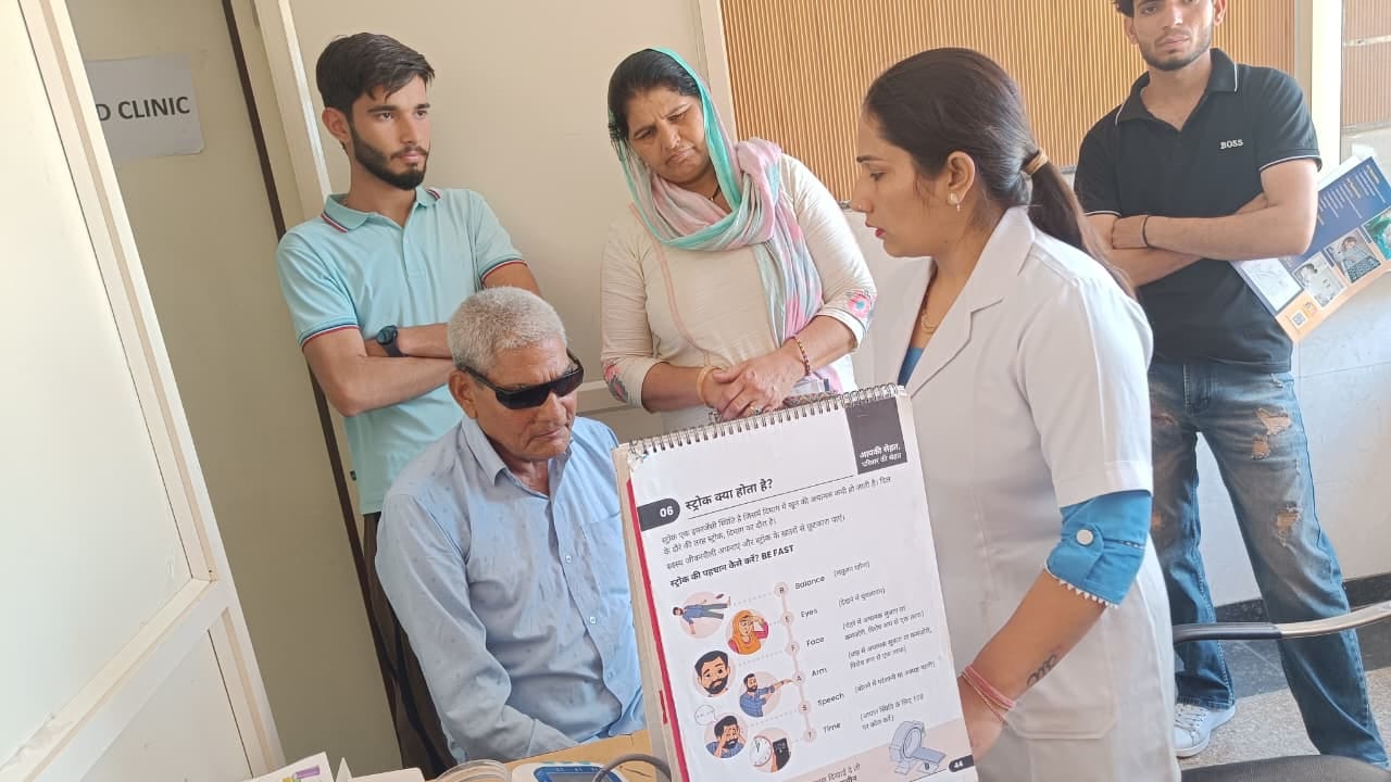 मरीजों को खाने के बारे में समझाती स्टाफ नर्स रीना। संवाद