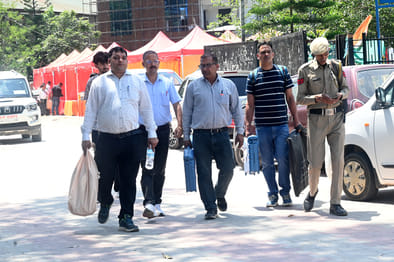 नगर निगम मंडी में मतदान के लिए सामग्री लेते डयूटी कर्मचारी। संवाद
