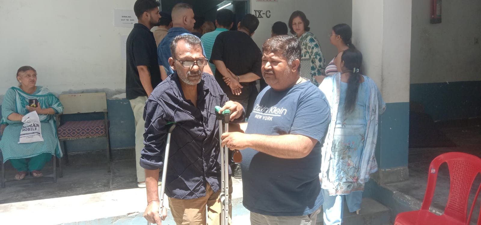 नाहन के रानीताल मतदान केंद्र पर वोट देकर घर जाती 90 वर्षीय नराती देवी। संवाद नाहन के रानीताल मतदान केंद्र पर वोट देकर घर जाती 90 वर्षीय नराती देवी। संवाद
