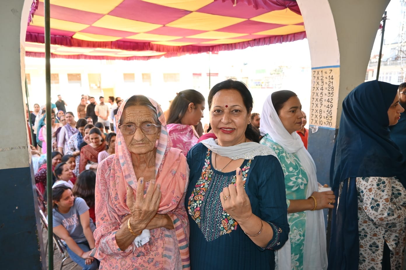 नाहन के रानीताल मतदान केंद्र पर वोट देकर घर जाती 90 वर्षीय नराती देवी। संवाद नाहन के रानीताल मतदान केंद्र पर वोट देकर घर जाती 90 वर्षीय नराती देवी। संवाद
