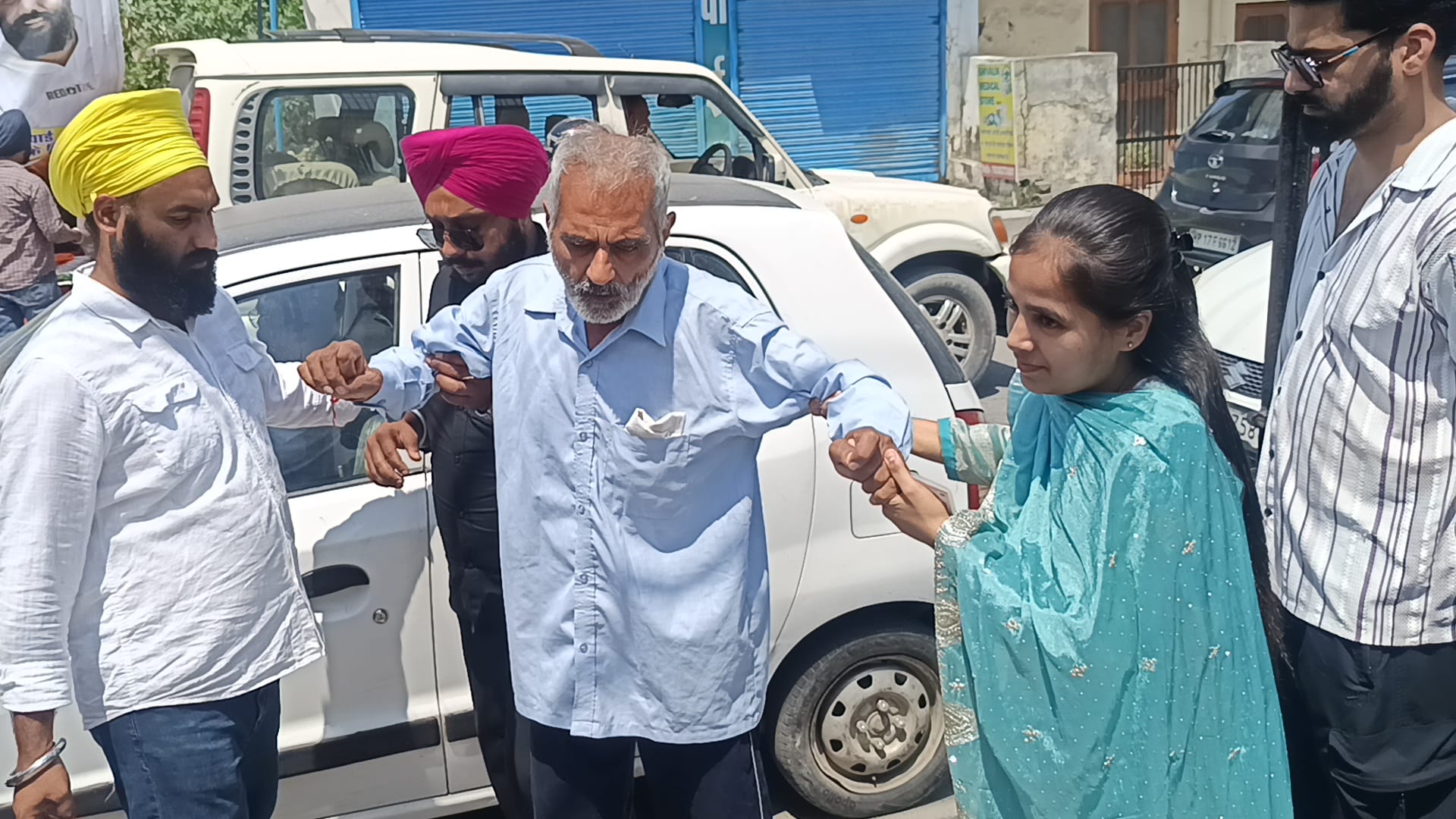 नाहन के रानीताल मतदान केंद्र पर वोट देकर घर जाती 90 वर्षीय नराती देवी। संवाद नाहन के रानीताल मतदान केंद्र पर वोट देकर घर जाती 90 वर्षीय नराती देवी। संवाद