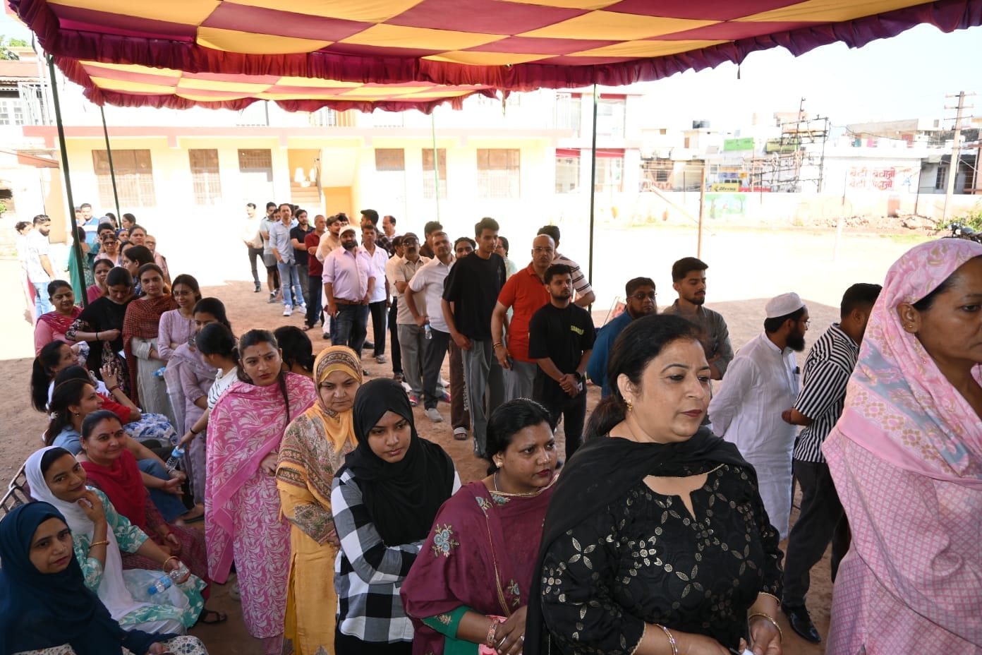 नाहन के रानीताल मतदान केंद्र पर वोट देकर घर जाती 90 वर्षीय नराती देवी। संवाद नाहन के रानीताल मतदान केंद्र पर वोट देकर घर जाती 90 वर्षीय नराती देवी। संवाद