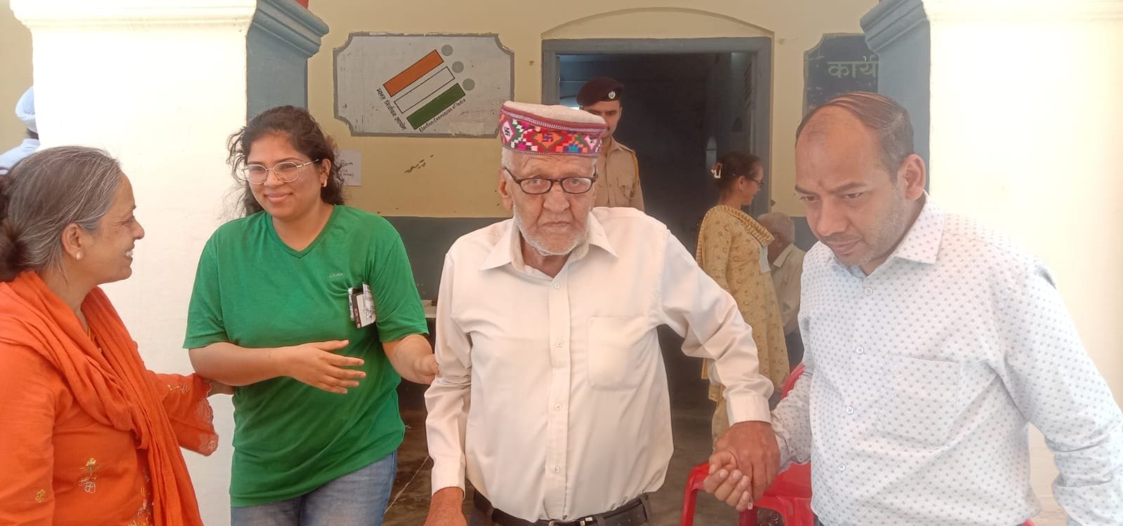 नाहन के रानीताल मतदान केंद्र पर वोट देकर घर जाती 90 वर्षीय नराती देवी। संवाद नाहन के रानीताल मतदान केंद्र पर वोट देकर घर जाती 90 वर्षीय नराती देवी। संवाद
