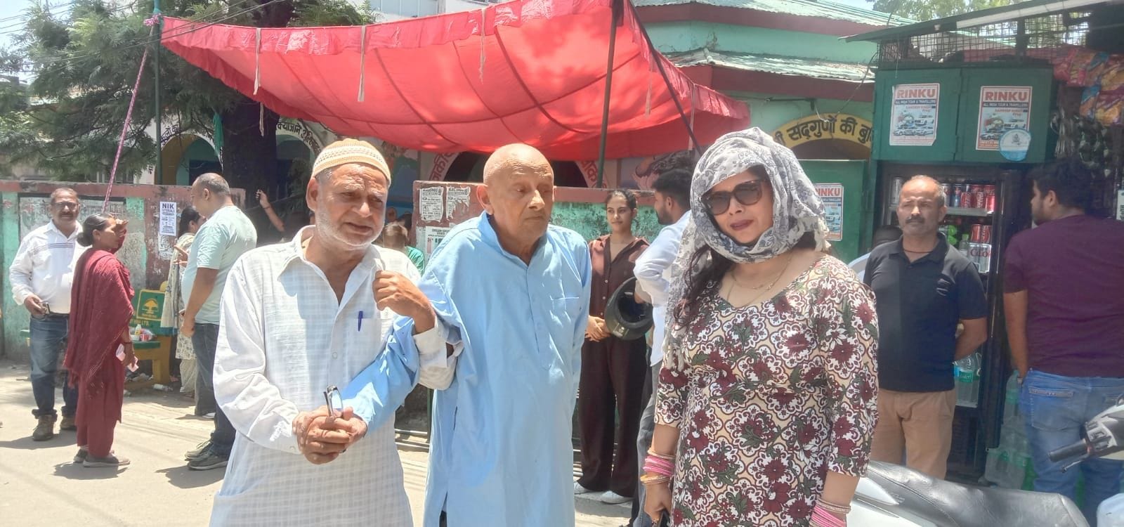 नाहन के रानीताल मतदान केंद्र पर वोट देकर घर जाती 90 वर्षीय नराती देवी। संवाद नाहन के रानीताल मतदान केंद्र पर वोट देकर घर जाती 90 वर्षीय नराती देवी। संवाद