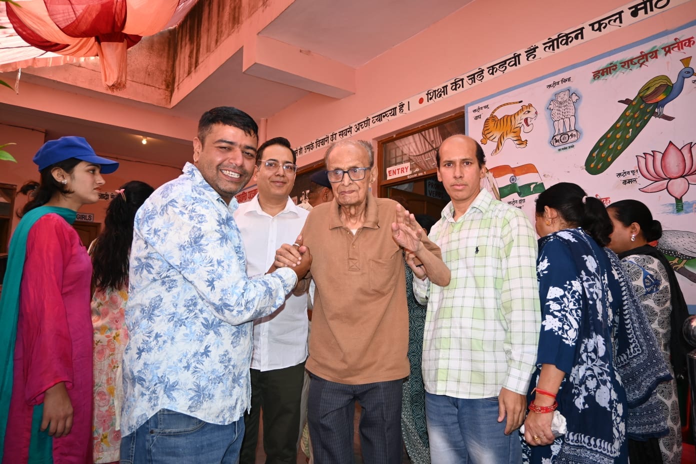 नाहन के रानीताल मतदान केंद्र पर वोट देकर घर जाती 90 वर्षीय नराती देवी। संवाद नाहन के रानीताल मतदान केंद्र पर वोट देकर घर जाती 90 वर्षीय नराती देवी। संवाद