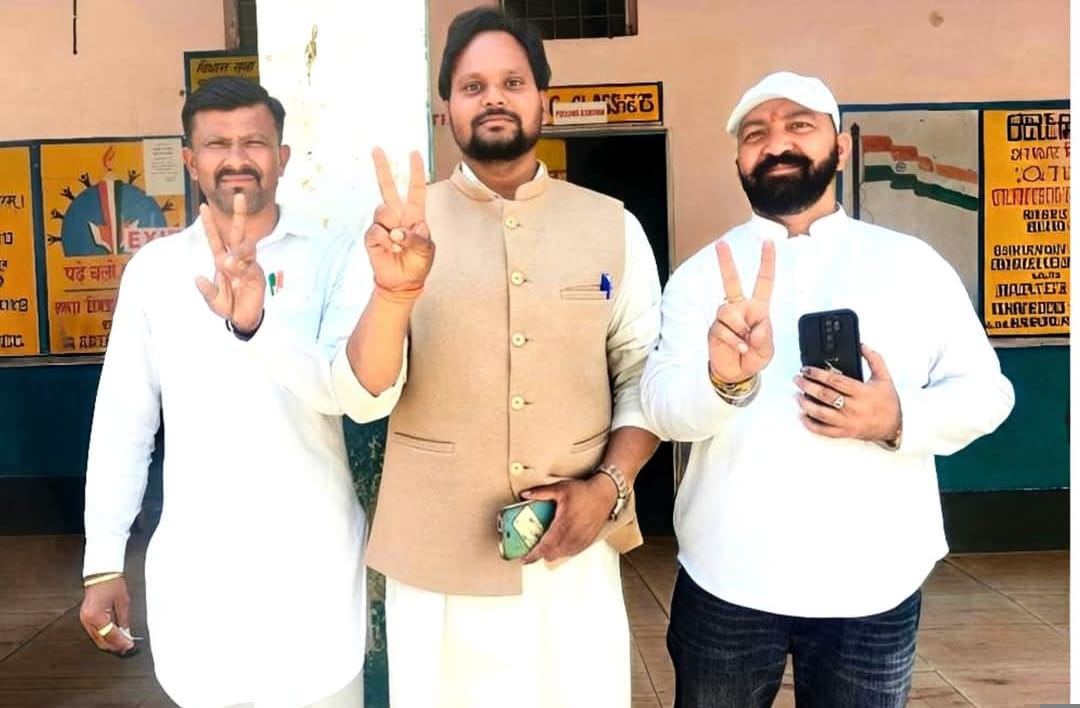 नाहन के रानीताल मतदान केंद्र पर वोट देकर घर जाती 90 वर्षीय नराती देवी। संवाद नाहन के रानीताल मतदान केंद्र पर वोट देकर घर जाती 90 वर्षीय नराती देवी। संवाद