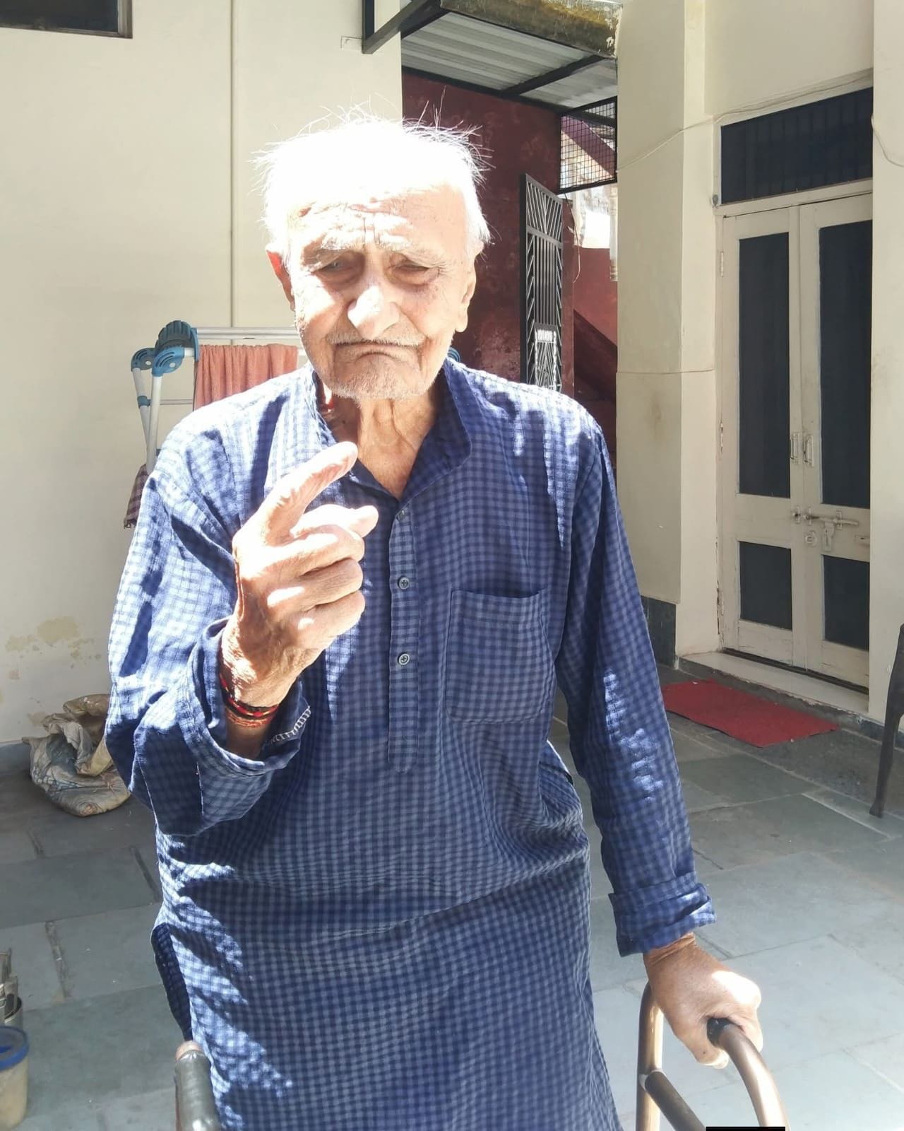 नाहन के रानीताल मतदान केंद्र पर वोट देकर घर जाती 90 वर्षीय नराती देवी। संवाद नाहन के रानीताल मतदान केंद्र पर वोट देकर घर जाती 90 वर्षीय नराती देवी। संवाद