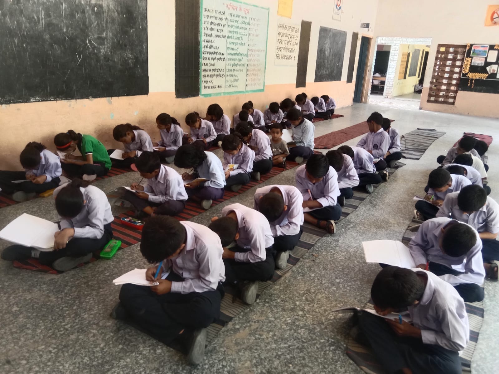 पीएमश्री जीजीएसएसएस मॉडल टाउन में निरीक्षण के दौरान गणित ओलंपियाड टेस्ट की जांच करते डीईओ राके