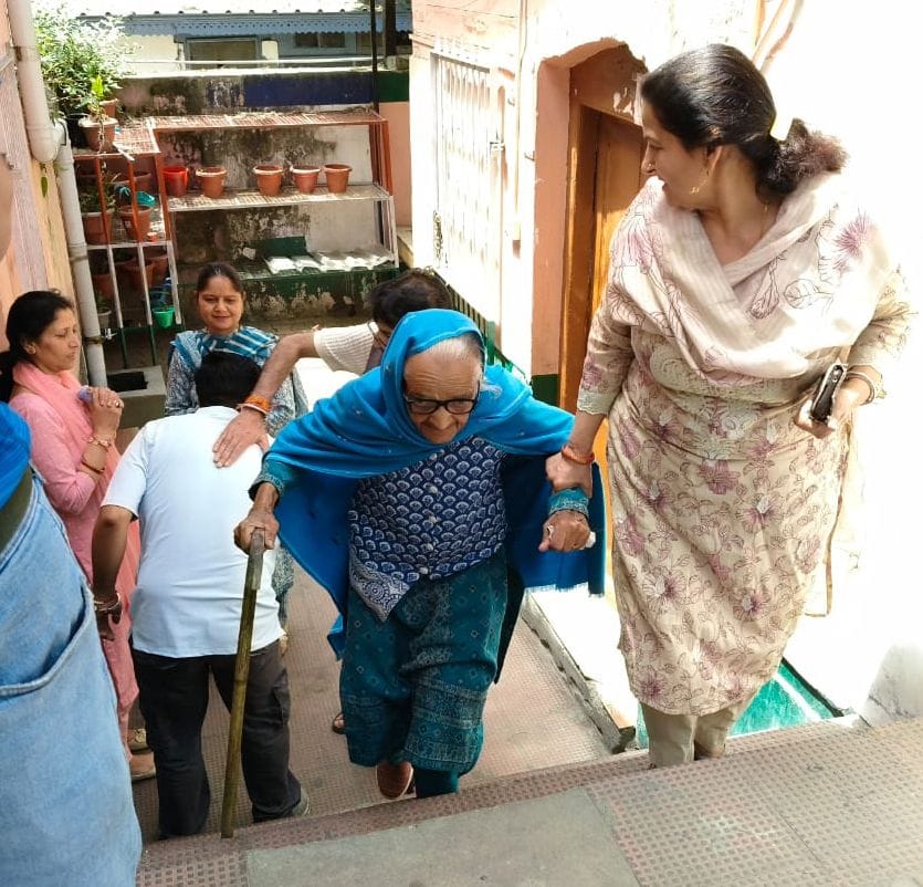 पीएमश्री स्कूल रामपुर में मतदान के कतार में लगे मतदाता। संवाद