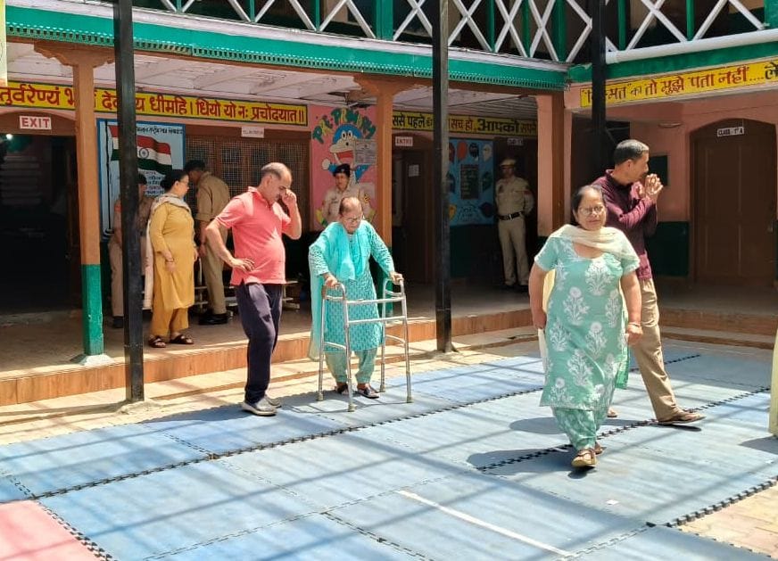 पीएमश्री स्कूल रामपुर में मतदान के कतार में लगे मतदाता। संवाद