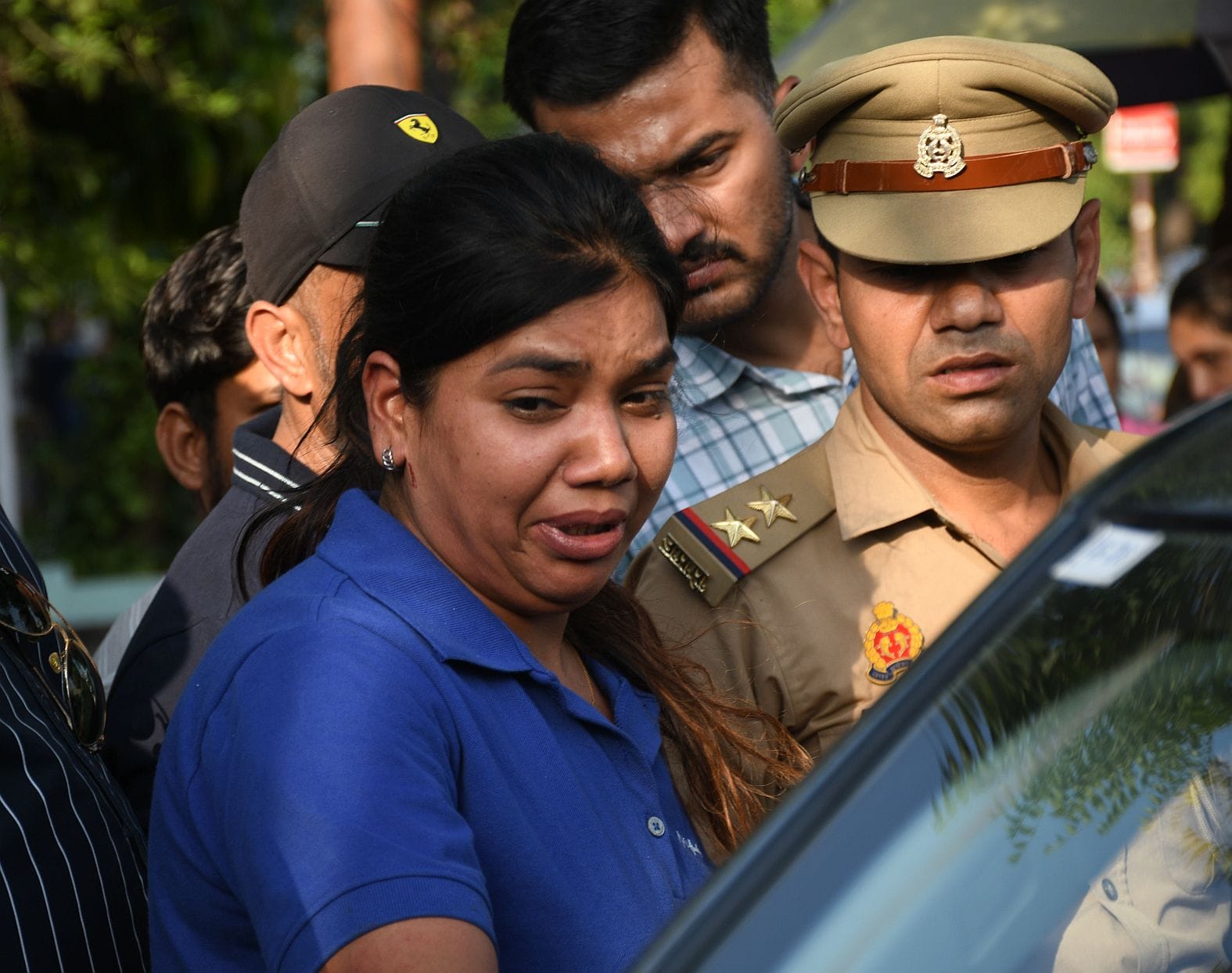 पुलिस की हिरासत में आरोपी महिला कार चालक व हादसे के बाद क्षतिग्रस्त वाहन। पुलिस की हिरासत में आरोपी महिला कार चालक व हादसे के बाद क्षतिग्रस्त वाहन।