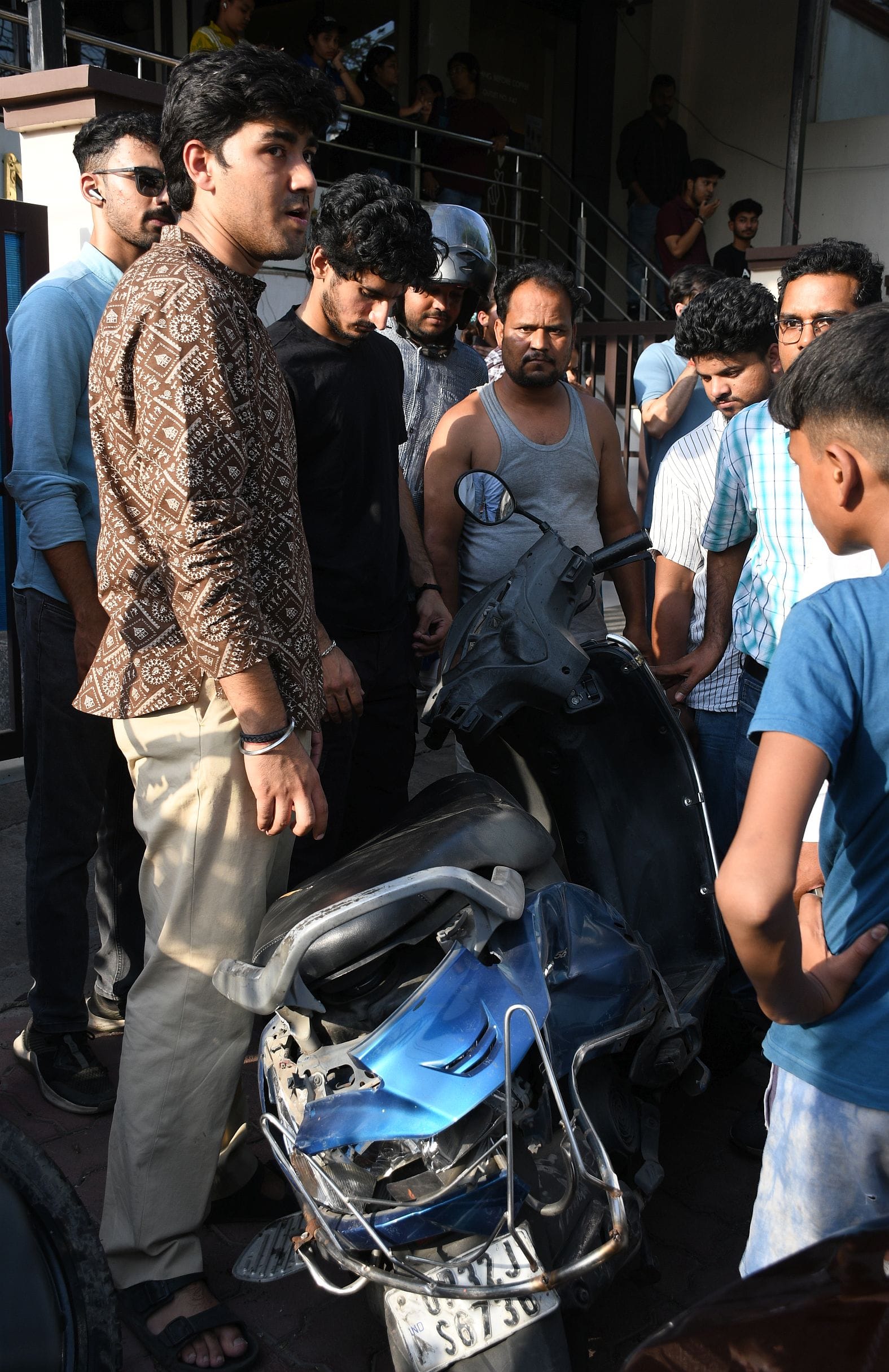 पुलिस की हिरासत में आरोपी महिला कार चालक व हादसे के बाद क्षतिग्रस्त वाहन। पुलिस की हिरासत में आरोपी महिला कार चालक व हादसे के बाद क्षतिग्रस्त वाहन।
