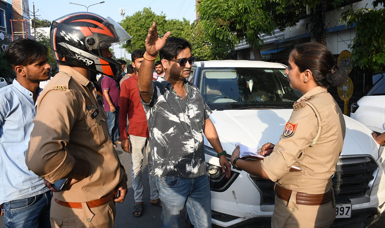 पुलिस की हिरासत में आरोपी महिला कार चालक व हादसे के बाद क्षतिग्रस्त वाहन। पुलिस की हिरासत में आरोपी महिला कार चालक व हादसे के बाद क्षतिग्रस्त वाहन।