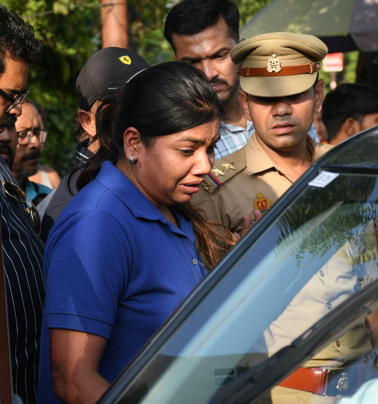 पुलिस की हिरासत में आरोपी महिला कार चालक व हादसे के बाद क्षतिग्रस्त वाहन। पुलिस की हिरासत में आरोपी महिला कार चालक व हादसे के बाद क्षतिग्रस्त वाहन।