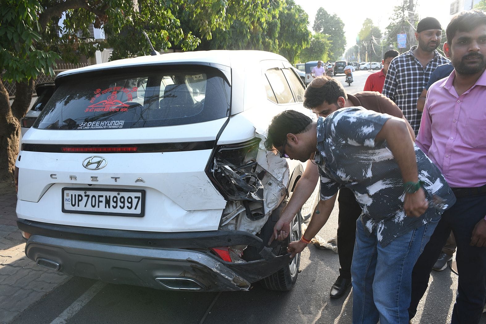 पुलिस की हिरासत में आरोपी महिला कार चालक व हादसे के बाद क्षतिग्रस्त वाहन। पुलिस की हिरासत में आरोपी महिला कार चालक व हादसे के बाद क्षतिग्रस्त वाहन।