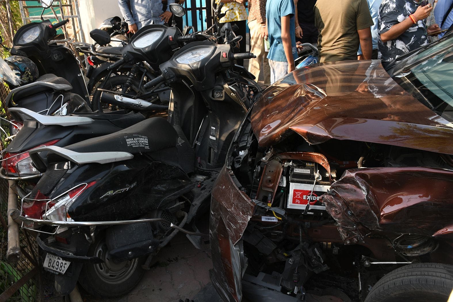 पुलिस की हिरासत में आरोपी महिला कार चालक व हादसे के बाद क्षतिग्रस्त वाहन। पुलिस की हिरासत में आरोपी महिला कार चालक व हादसे के बाद क्षतिग्रस्त वाहन।