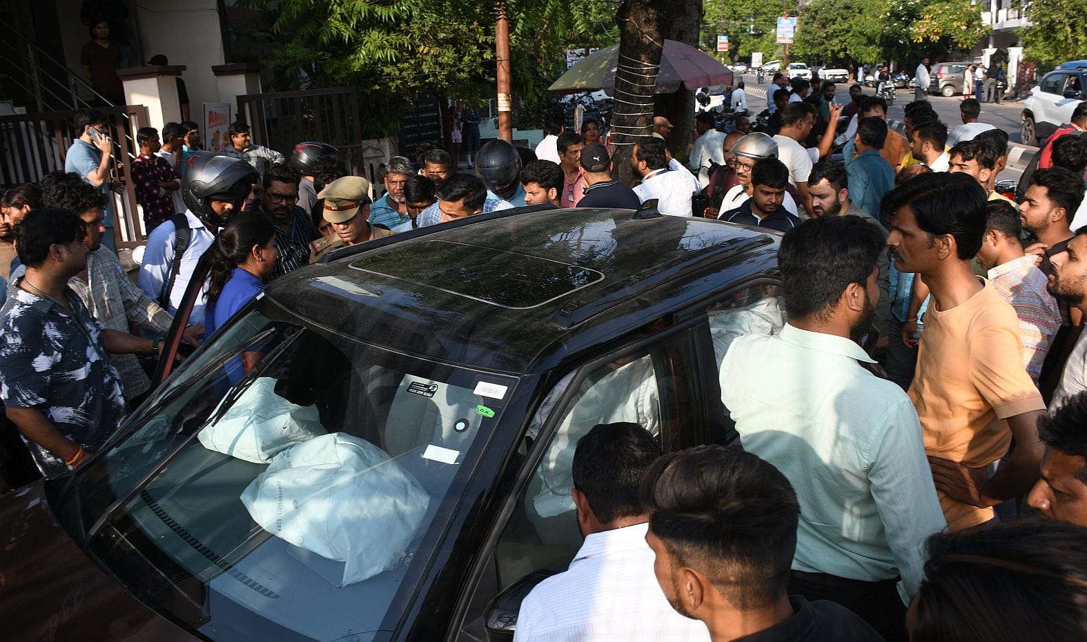 पुलिस की हिरासत में आरोपी महिला कार चालक व हादसे के बाद क्षतिग्रस्त वाहन। पुलिस की हिरासत में आरोपी महिला कार चालक व हादसे के बाद क्षतिग्रस्त वाहन।