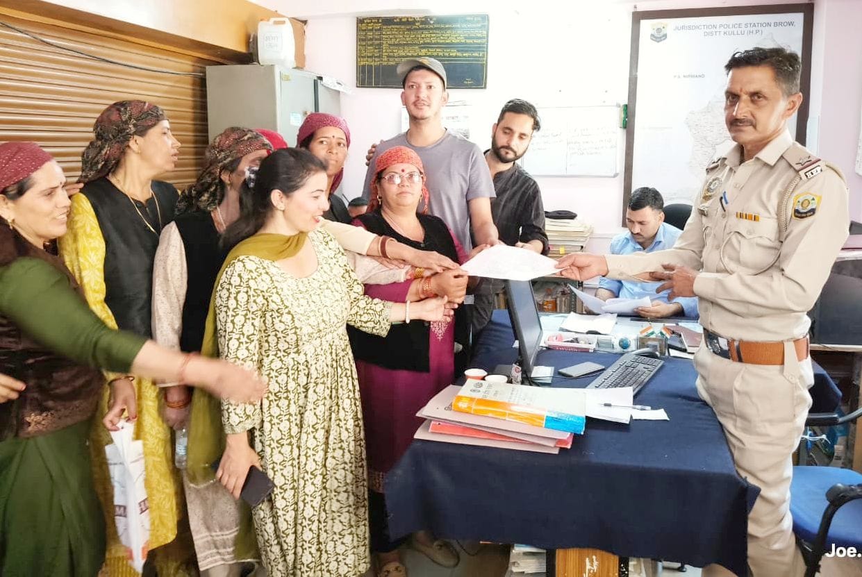 पुलिस थाना ब्रौ में कशोली के महिला मंडल और युवक मंडल ने दी शिकायत। संवाद