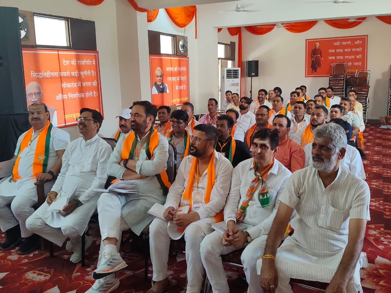 प्रशिक्षकों को स्मृति चिन्ह भेंट करते कुरुक्षेत्र जिला के पदाधिकारी। प्रवक्ता प्रशिक्षकों को स्मृति चिन्ह भेंट करते कुरुक्षेत्र जिला के पदाधिकारी। प्रवक्ता