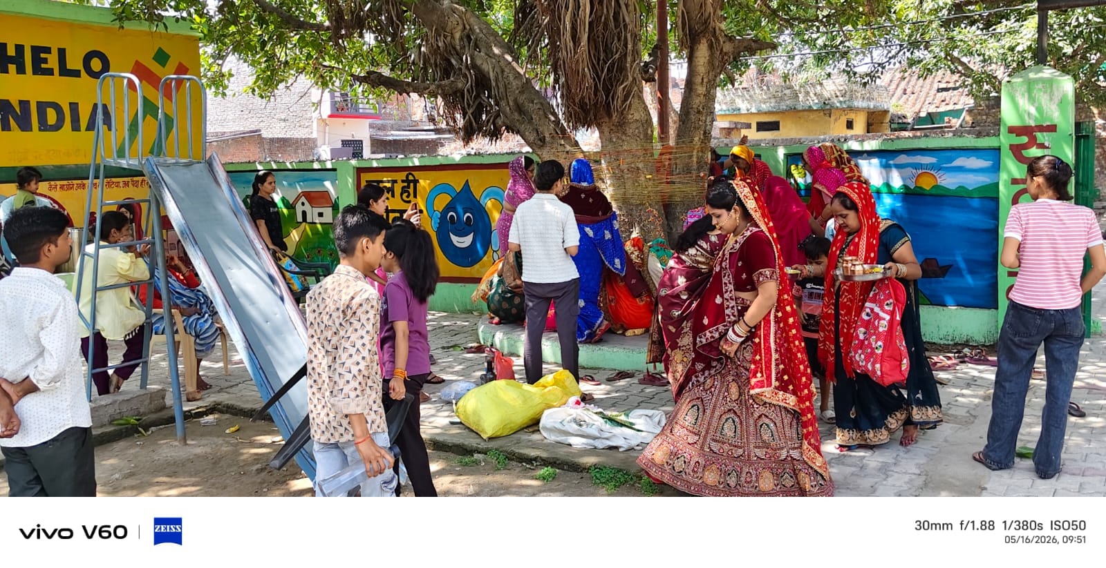 पूरनपुर क्षेत्र के गांव अमरैया में वट वृक्ष की पूजा करती सुहागन- ग्रामीण पूरनपुर क्षेत्र के गांव अमरैया में वट वृक्ष की पूजा करती सुहागन- ग्रामीण