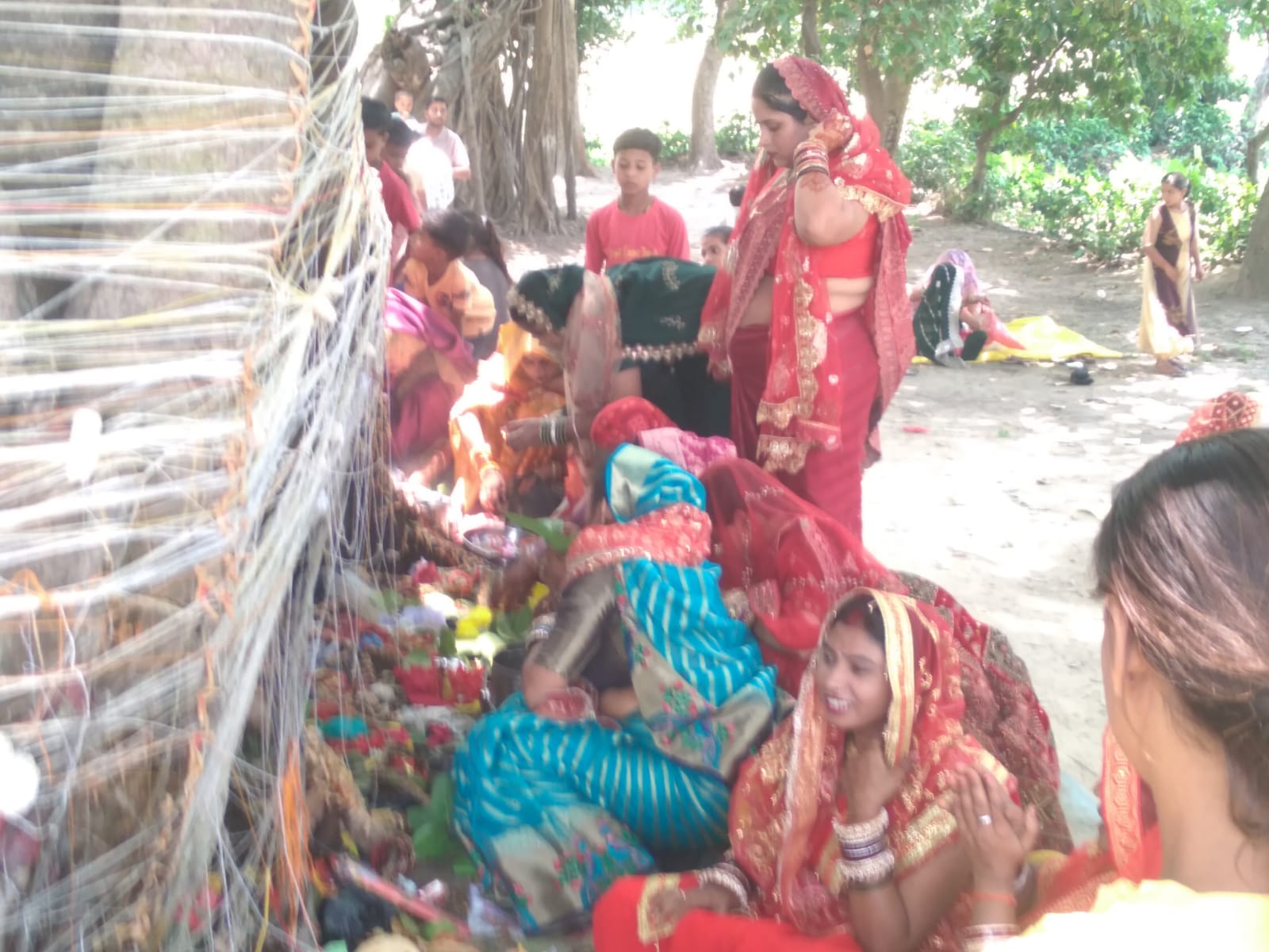 पूरनपुर क्षेत्र के गांव अमरैया में वट वृक्ष की पूजा करती सुहागन- ग्रामीण पूरनपुर क्षेत्र के गांव अमरैया में वट वृक्ष की पूजा करती सुहागन- ग्रामीण
