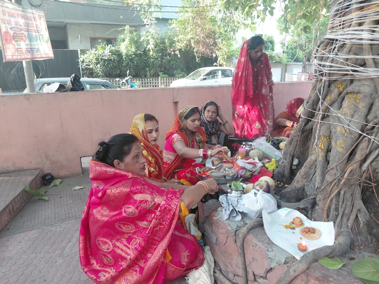 पूरनपुर क्षेत्र के गांव अमरैया में वट वृक्ष की पूजा करती सुहागन- ग्रामीण पूरनपुर क्षेत्र के गांव अमरैया में वट वृक्ष की पूजा करती सुहागन- ग्रामीण
