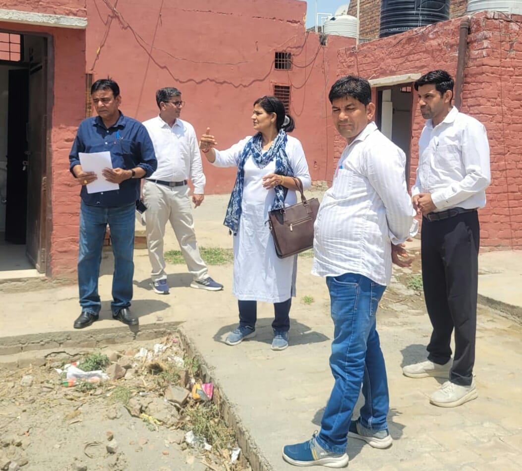 राजकीय विद्यालय मांडी गांव में निरीक्षण के दौरान अध्यापकोंं को निर्देश देती उप जिला शिक्षा अध